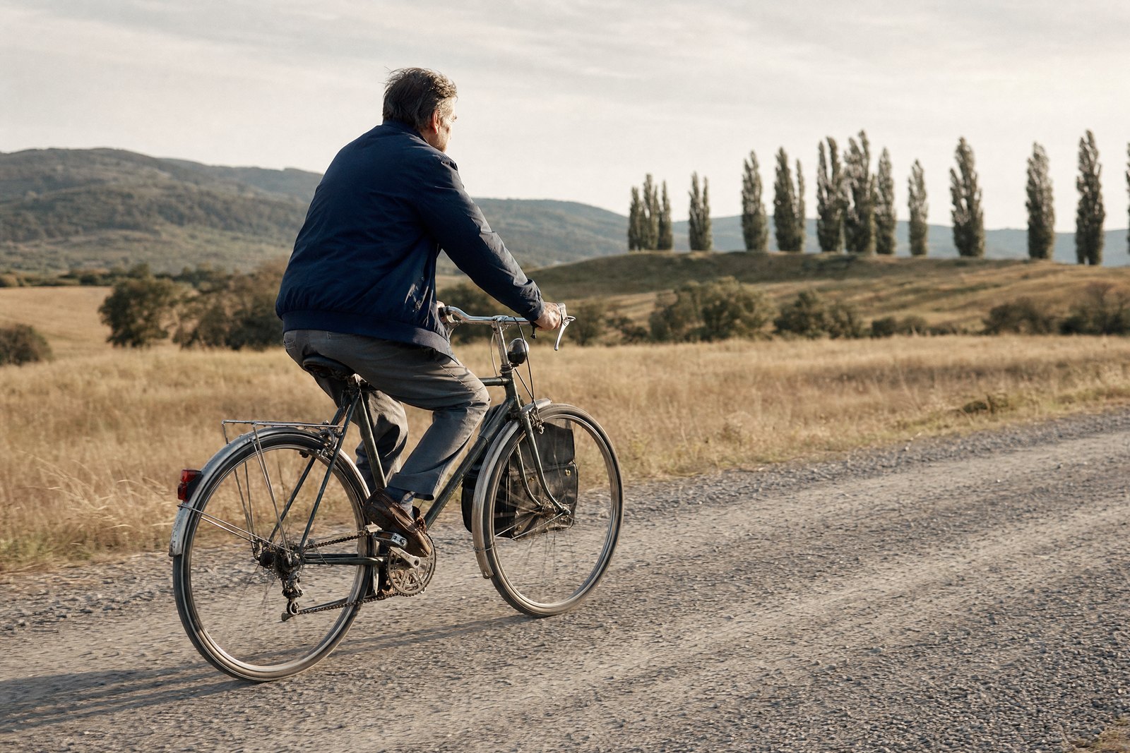 Uomo di 55 anni all’aperto in bicicletta, giornata attiva